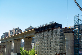 铁路立交桥正在城市中开工建设