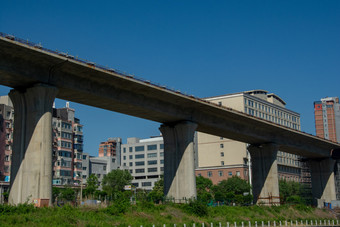 铁路立交桥正在城市中<strong>开工</strong>建设