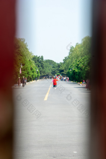 公园中的柏油路