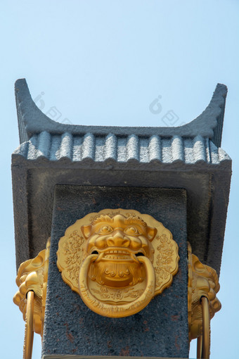 中式建筑中的金狮头拉环