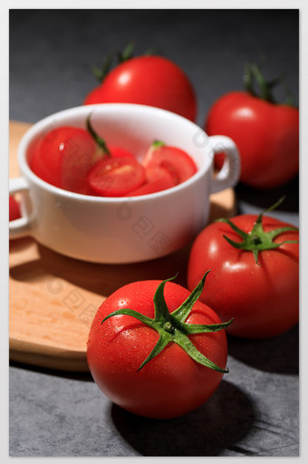 鲜红成熟番茄创意场景摄影图片