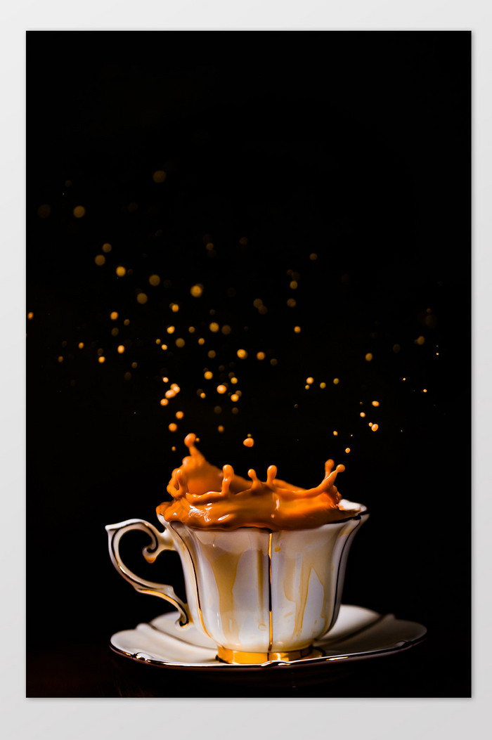 咖啡杯飞溅水珠黑底动态静物摄影美食摄影图