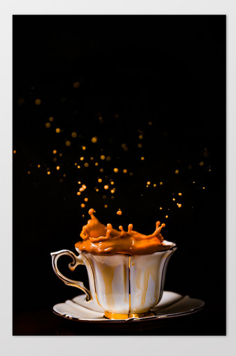 咖啡杯飞溅水珠黑底动态静物摄影美食摄影图图片