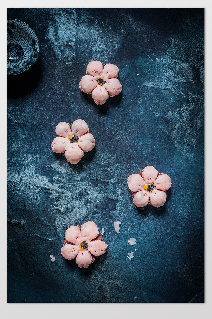暗调粉色桃花酥美食静物摄影图片