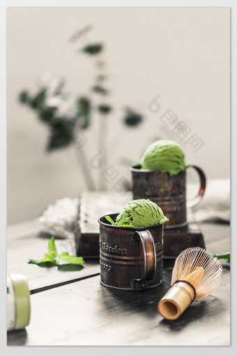 夏天绿色清新抹茶味冰淇淋球做旧摄影图片