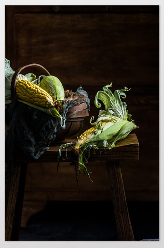 暗调剥开的玉米叶子美食静物摄影图片