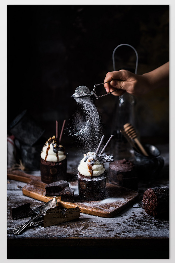 暗调纸杯蛋糕撒粉美食静物摄影图片图片