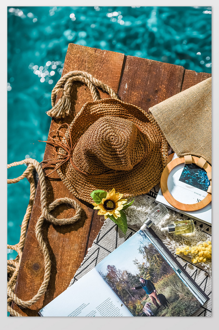 夏天蔚蓝色大海边阳光度假草帽杂志摄影图片图片