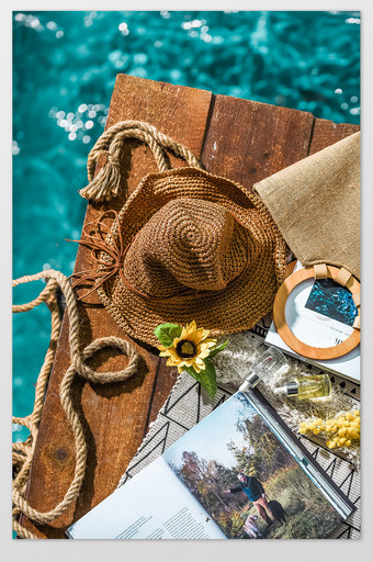 夏天蔚蓝色大海边阳光度假草帽杂志摄影图片