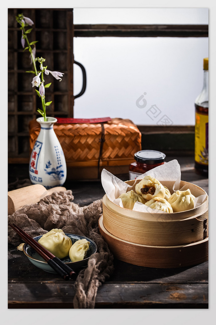 暗调中华传统美食肉包子蒸笼静物摄影图片