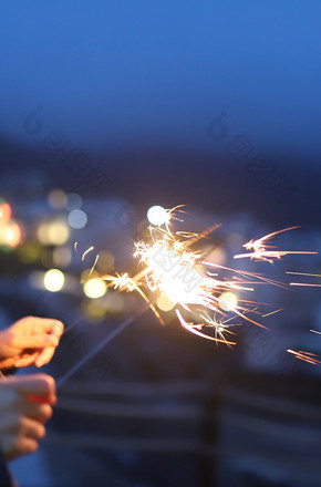 仙女棒烟花棒夜景光斑摄影图片