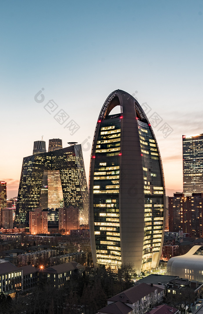 富有设计感的北京日报社夜景图