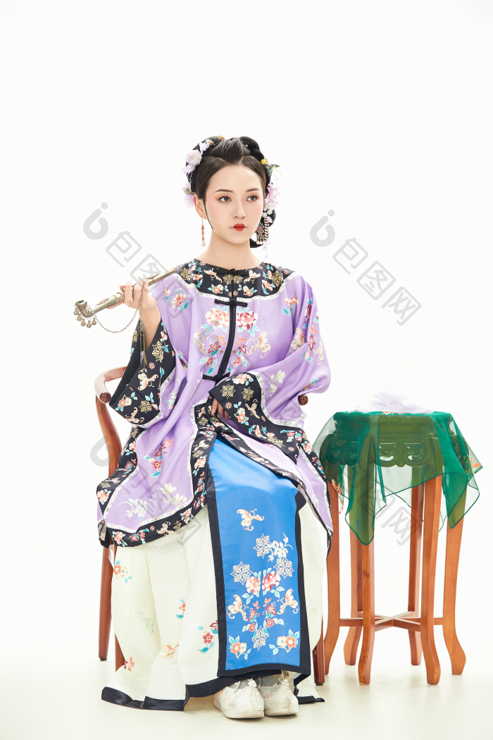 白色背景下穿着中国清朝晚清服饰的少女图片-包图网企业站