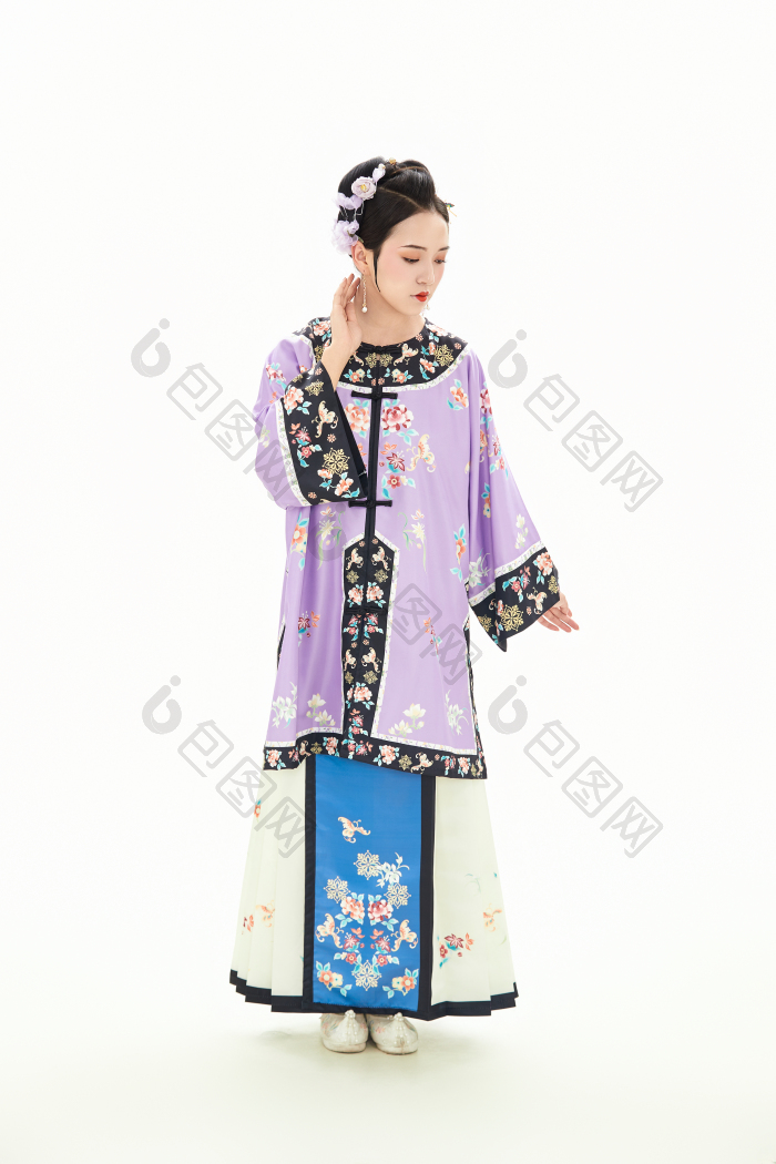 白色背景下穿着中国清朝晚清服饰的少女图片-包图网企业站