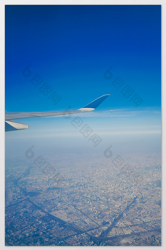 蓝天大气飞机视角俯瞰城市建筑摄影图图片