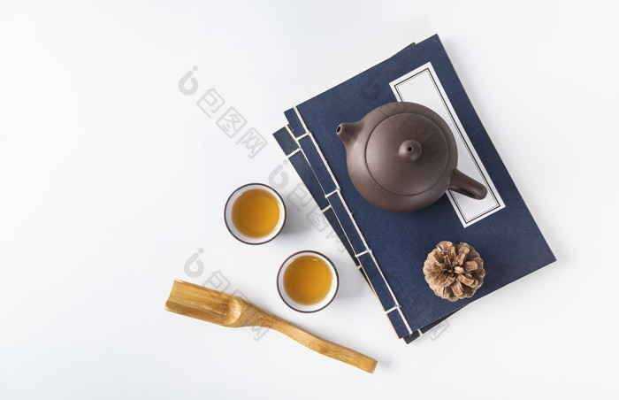 茶杯和茶叶茶具摄影图