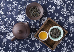 茶杯和茶叶茶具摄影图