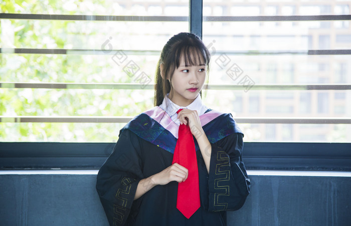 穿着学士服的女孩在室内的写真