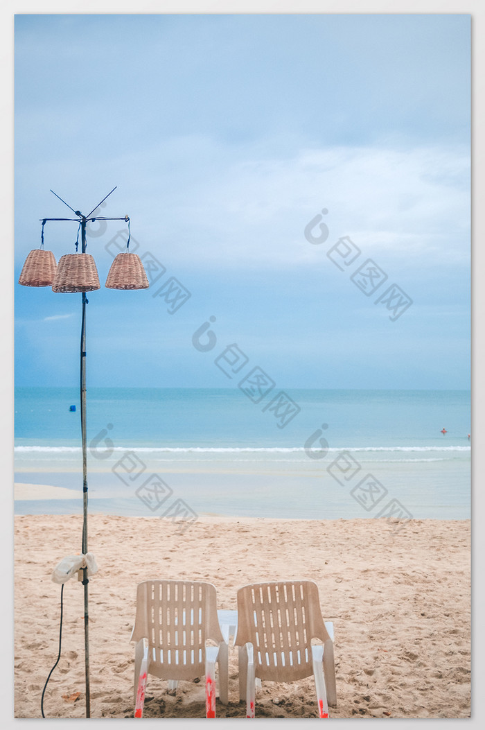 蓝天白云无人沙滩座椅风光摄影图图片图片