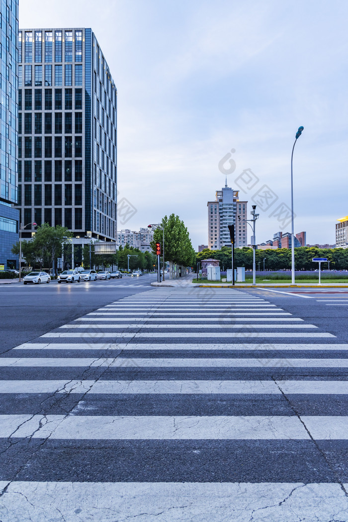 空旷的城市街道和斑马线