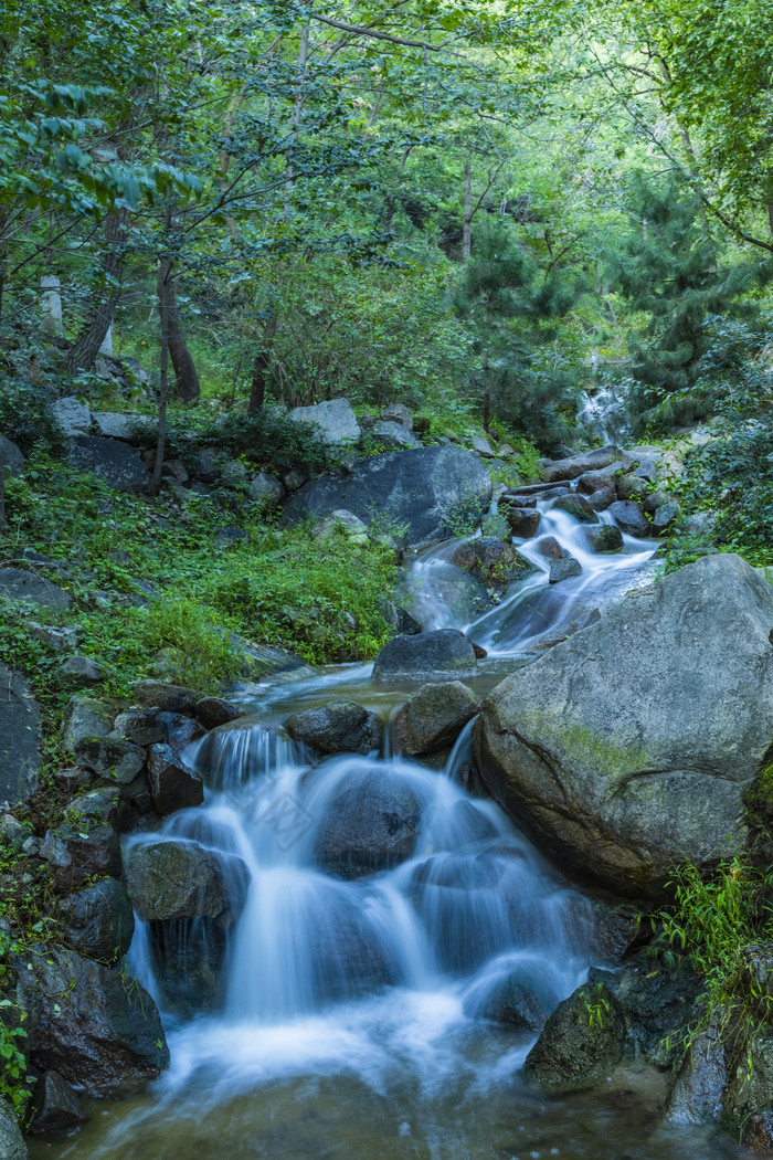 中国天津蓟县盘山风景区山上水流小溪瀑布