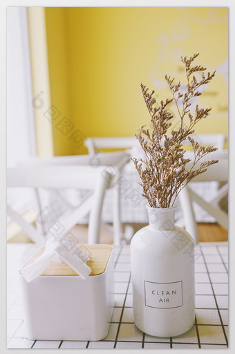白色黄色桌面干花花瓶摆件清新摄影图片
