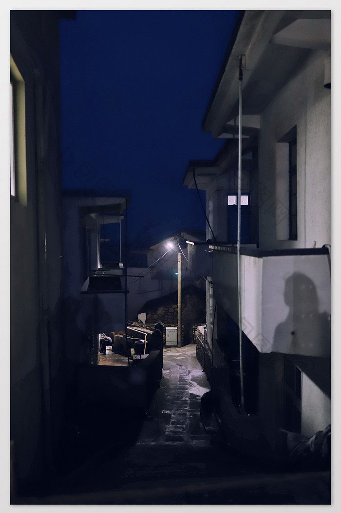 夜晚巷子路灯照明摄影图片图片