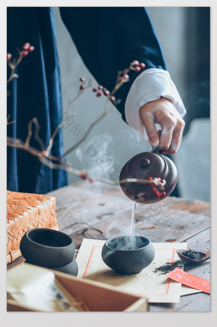 中国风茶叶文化倒茶烟雾长衫静物摄影图片