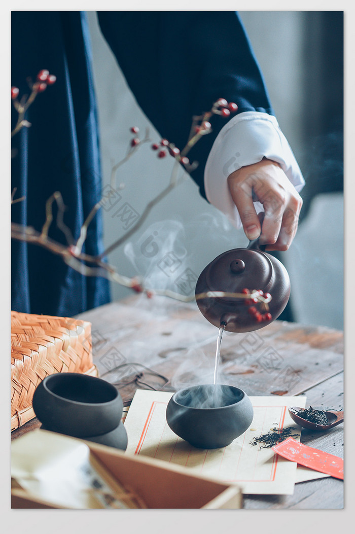 中国风茶叶文化倒茶烟雾长衫静物摄影图片图片