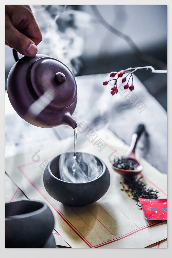 中国风茶叶文化长衫倒茶烟雾静物摄影图片