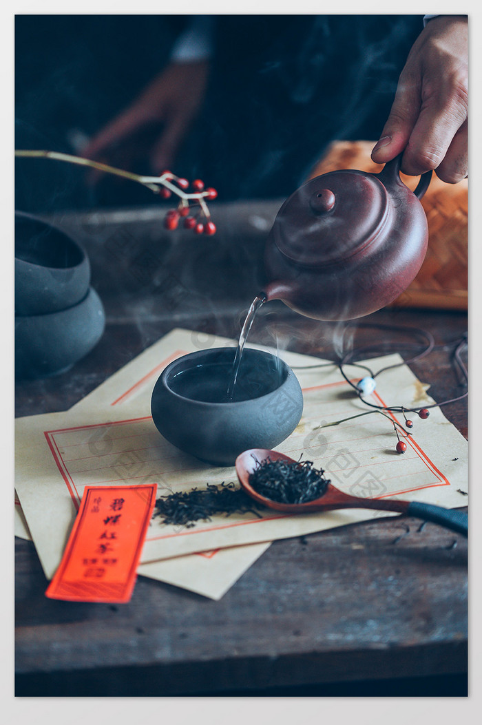 中国风茶叶文化倒茶烟雾长衫静物摄影图片1