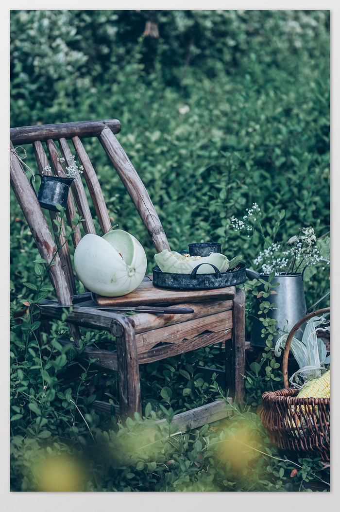 夏天户外绿色瓜果玉米椅子静物摄影图片