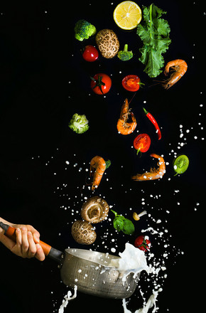 暗调美食海鲜汤动态虾西兰花锅静物摄影图片