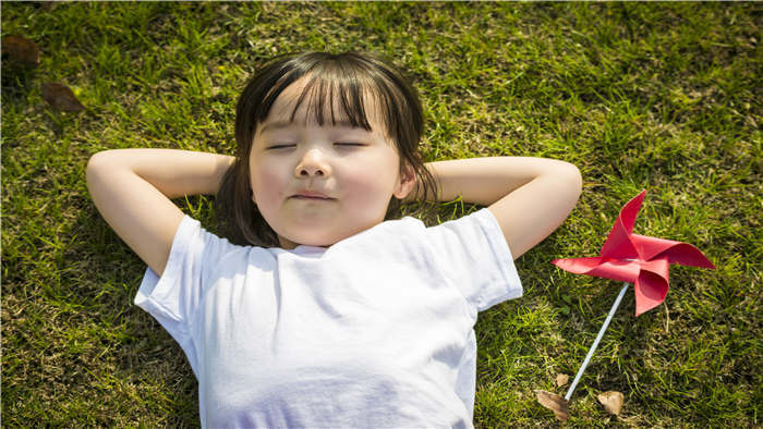 小学生下课玩石头剪刀布游戏的环境音的音效