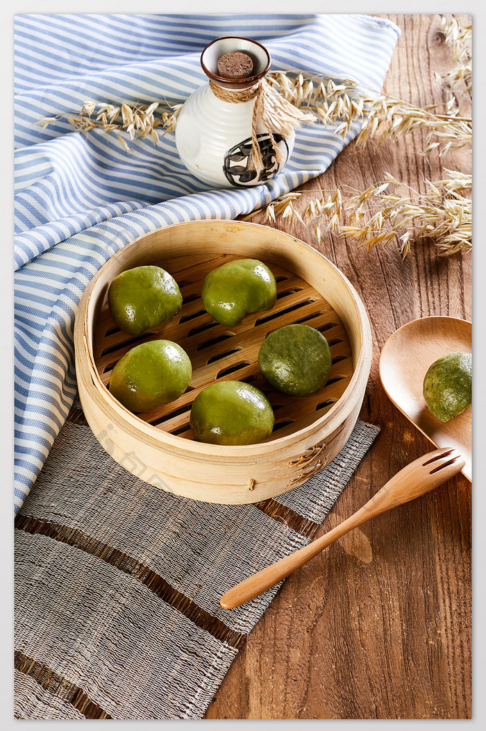 浅色青团蒸笼豆沙馅传统美食摄影图片图片
