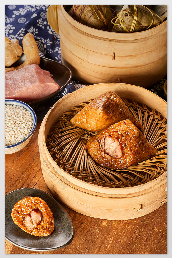 粽子暖色粽叶猪肉粽传统美食摄影图片图片