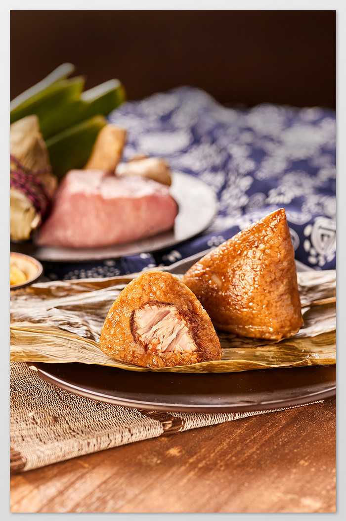 粽子猪肉粽暖色粽叶传统美食摄影图片
