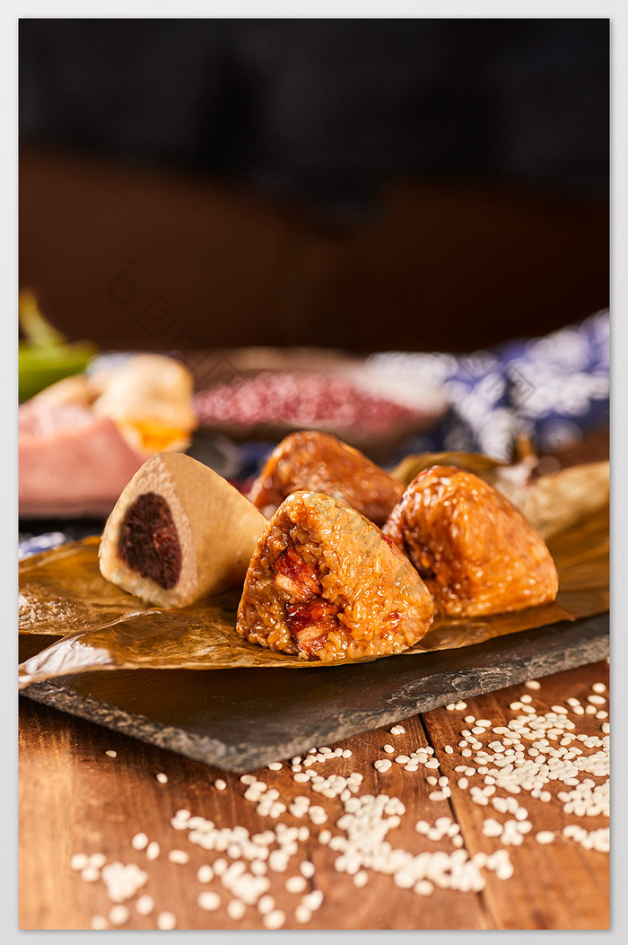暖色粽子肉粽粽叶传统美食摄影图片