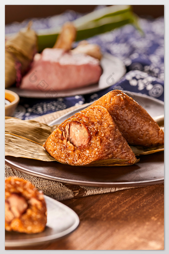 猪肉粽粽子暖色粽叶传统美食摄影图片图片