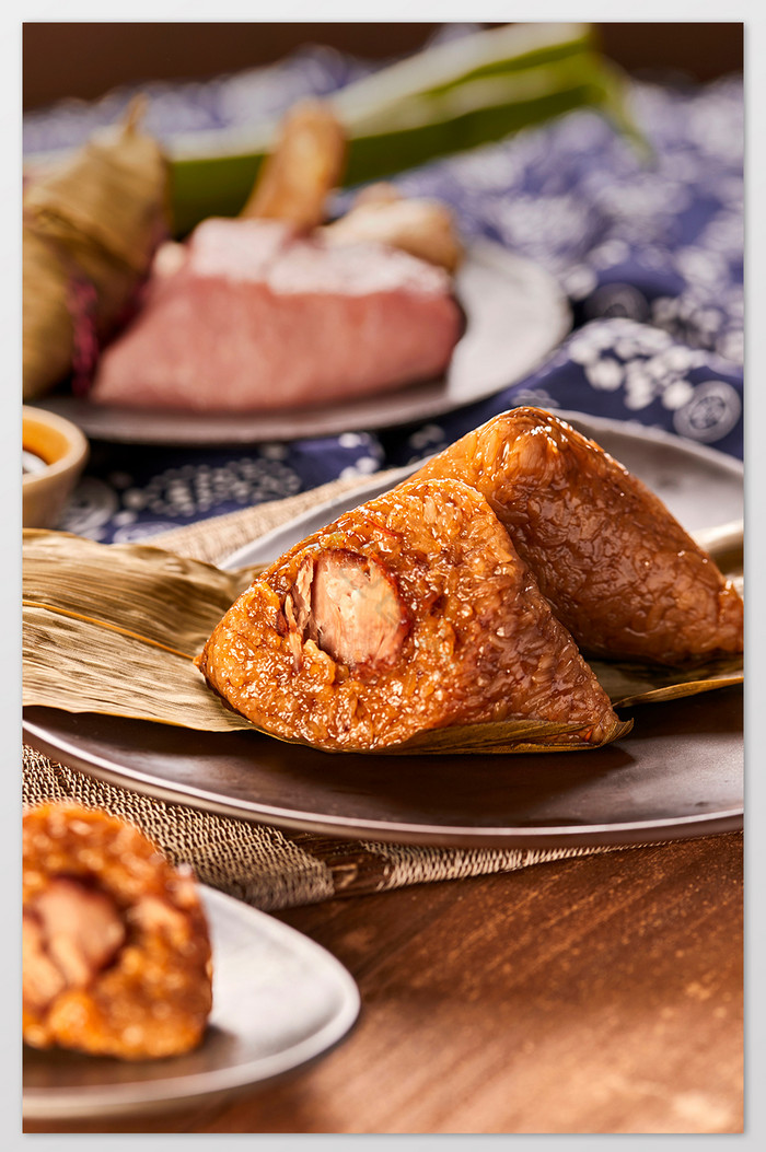 猪肉粽粽子暖色粽叶传统美食摄影图片