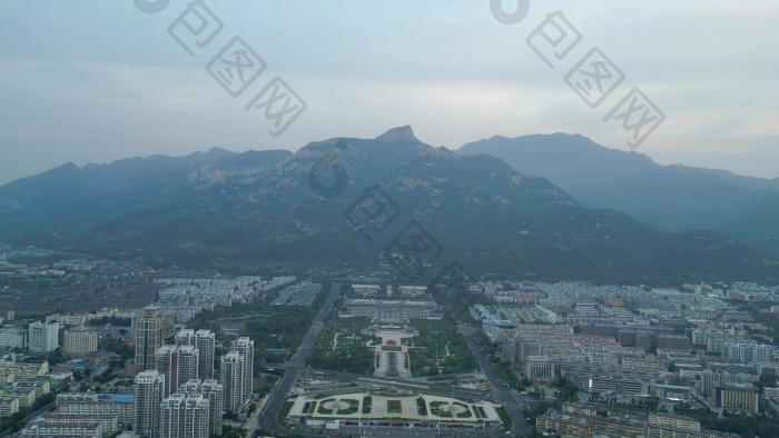 航拍山东泰安清晨城市风光图片-包图网企业站