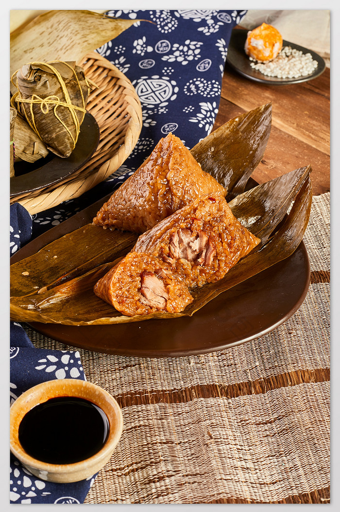 暖色猪肉粽子肉粽粽叶传统美食摄影图片