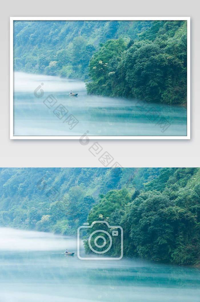 迷雾河流泛舟风光摄影图