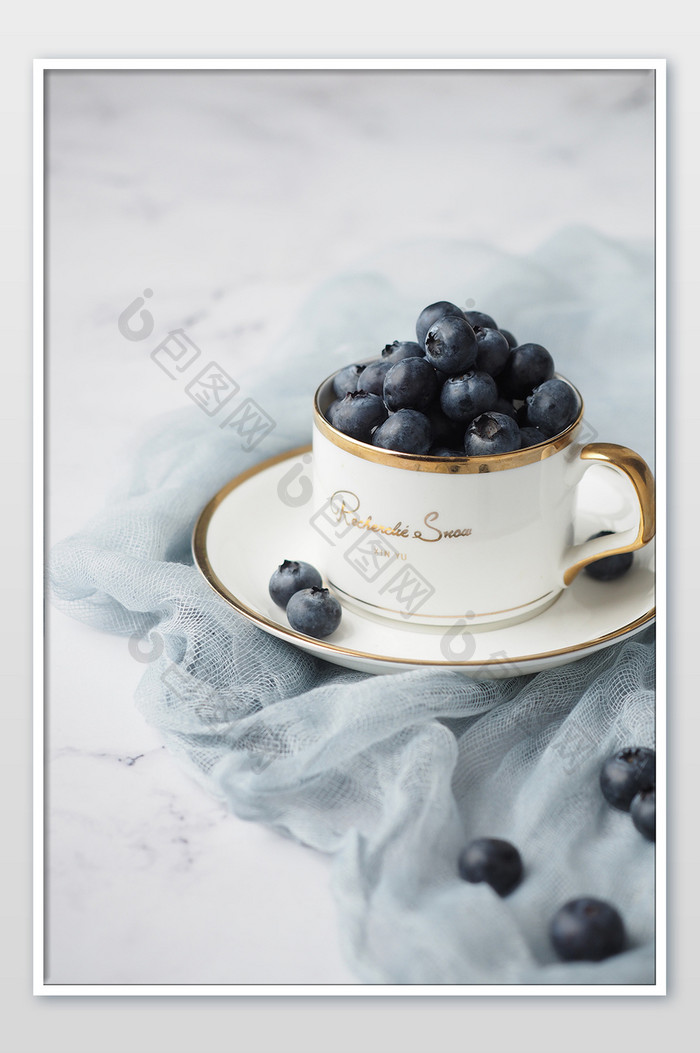 亮调蓝莓红茶杯静物美食摄影图片