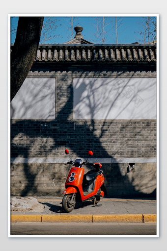 蓝色红色橙色树枝电动车午后街边静谧文艺图片