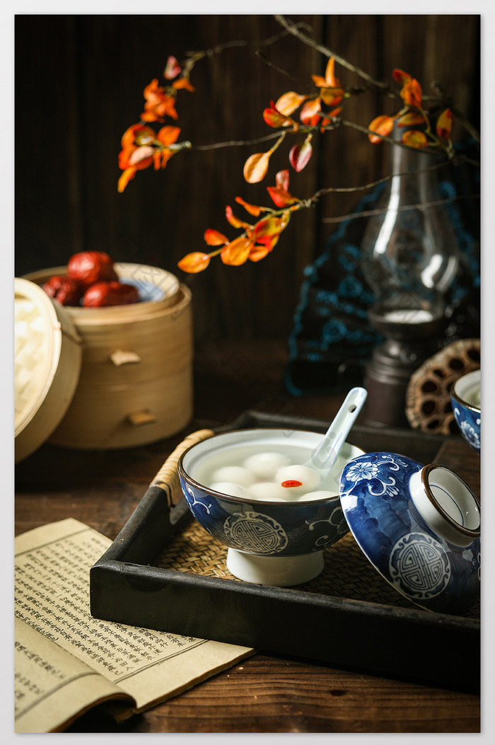 芝麻汤圆瓷碗秋叶美食摄影