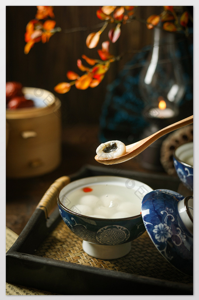 芝麻汤圆瓷盖碗秋叶美食摄影