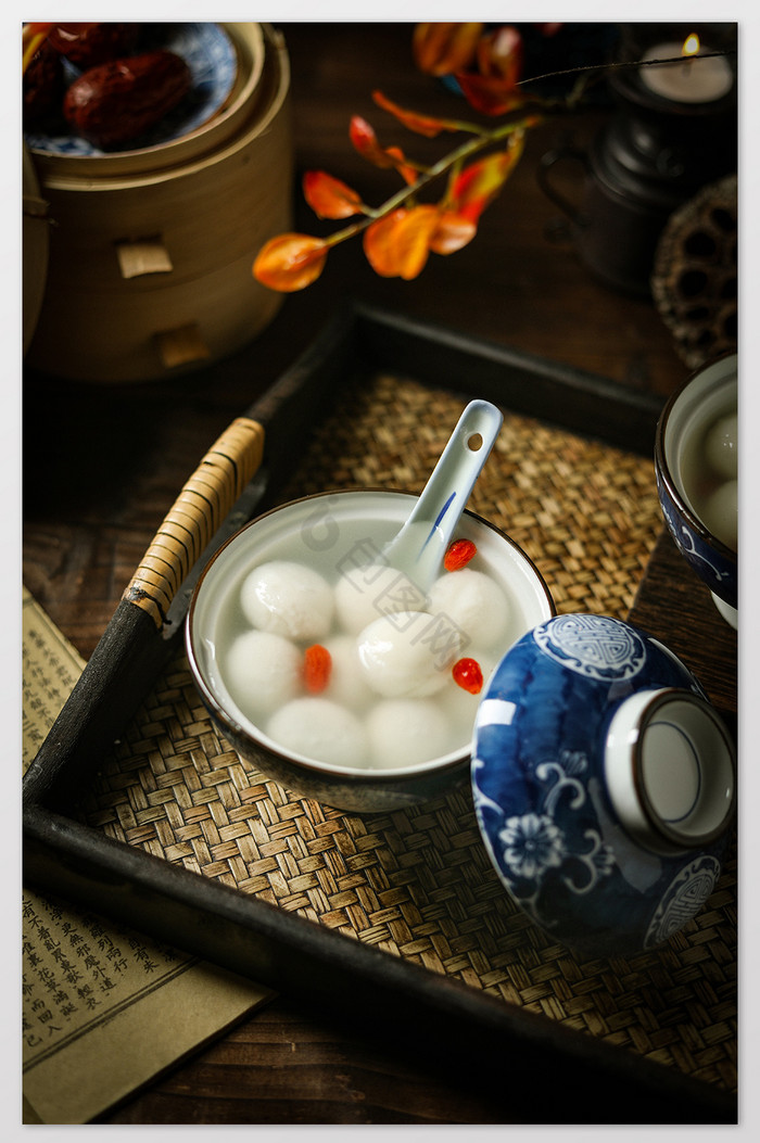 芝麻汤圆青花瓷碗秋叶图片