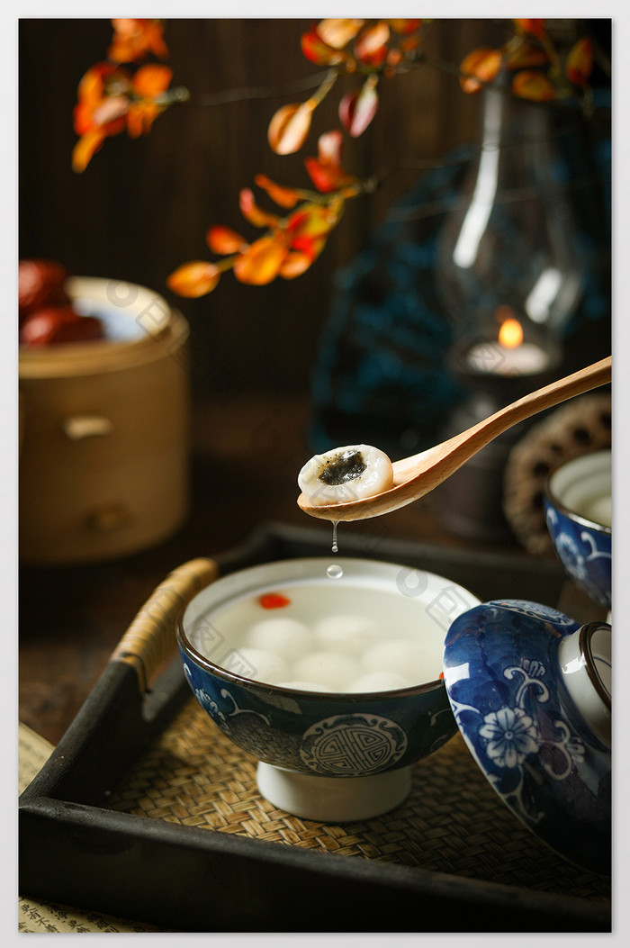 芝麻汤圆青花盖碗秋叶美食摄影