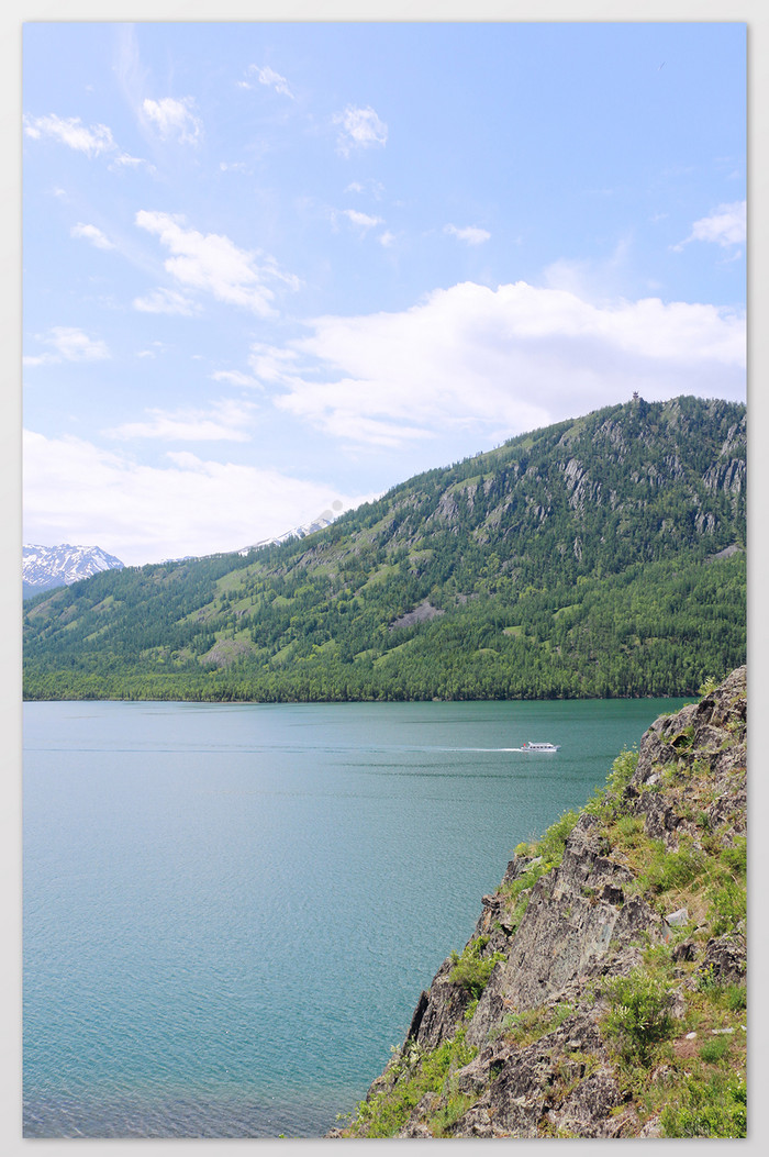 新疆喀纳斯湖大气山间湖边风景摄影图片
